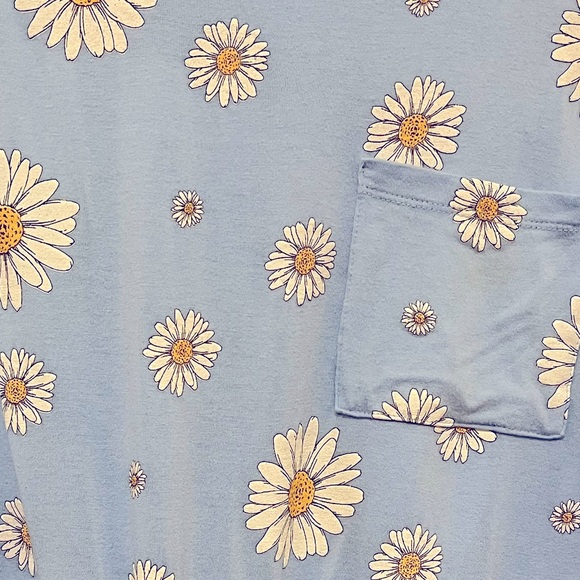 ♥️Blue Daisy Top with Pocket and Tie Front - Picture 3 of 6